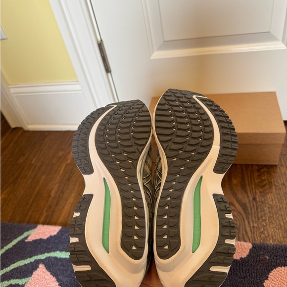 Brand New Mizuno Women’s Sneakers - Picture 7 of 8